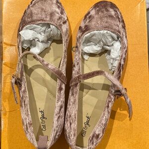 Girls size 1 suede cat and Jack girls shoes. New with tags.